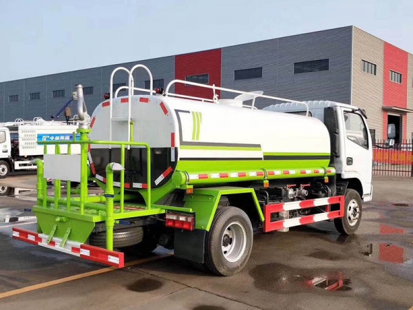 國六 5方東風(fēng)灑水車