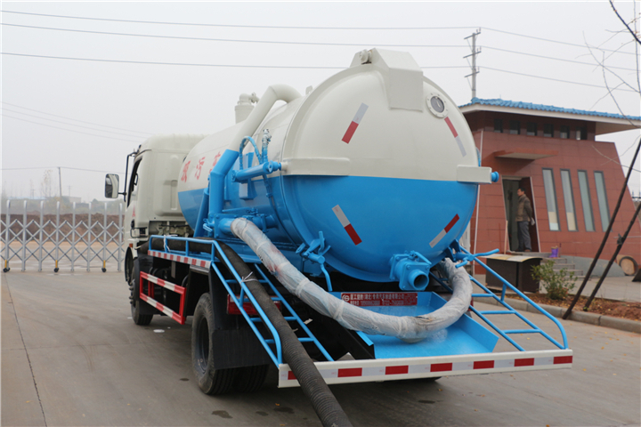 東風(fēng)多利卡5方吸污車(chē)