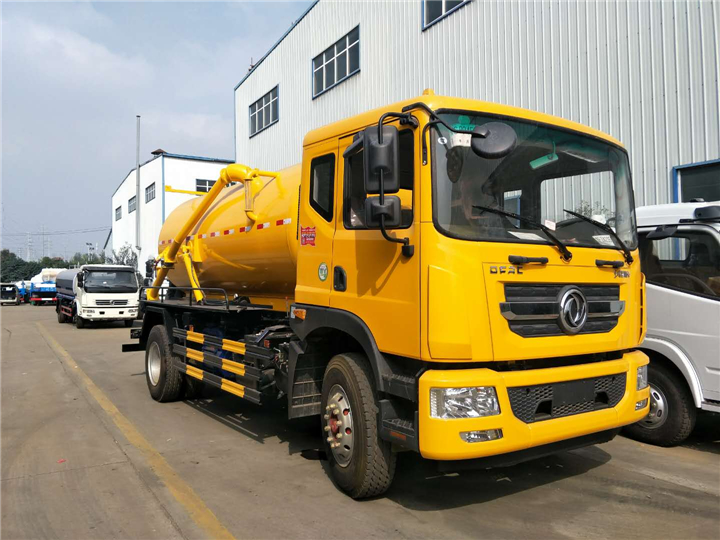 東風(fēng)大多利卡D9吸污車(chē)