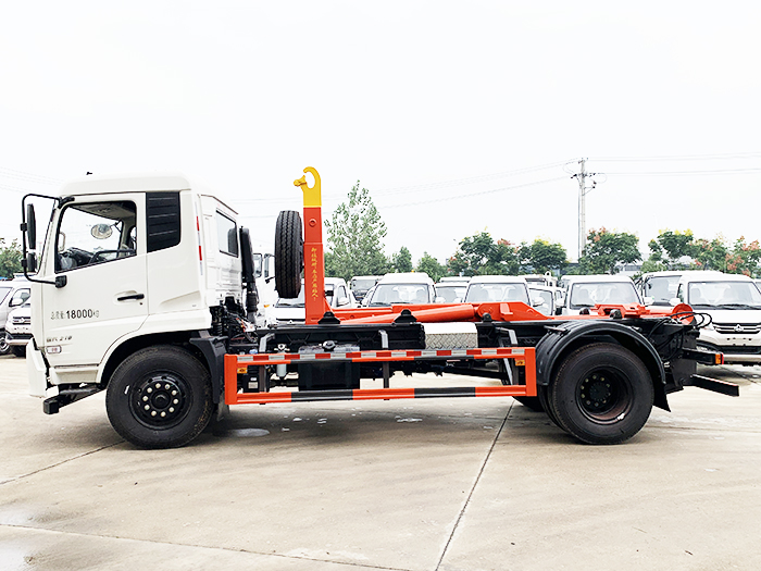 東風(fēng)天錦勾臂式垃圾車