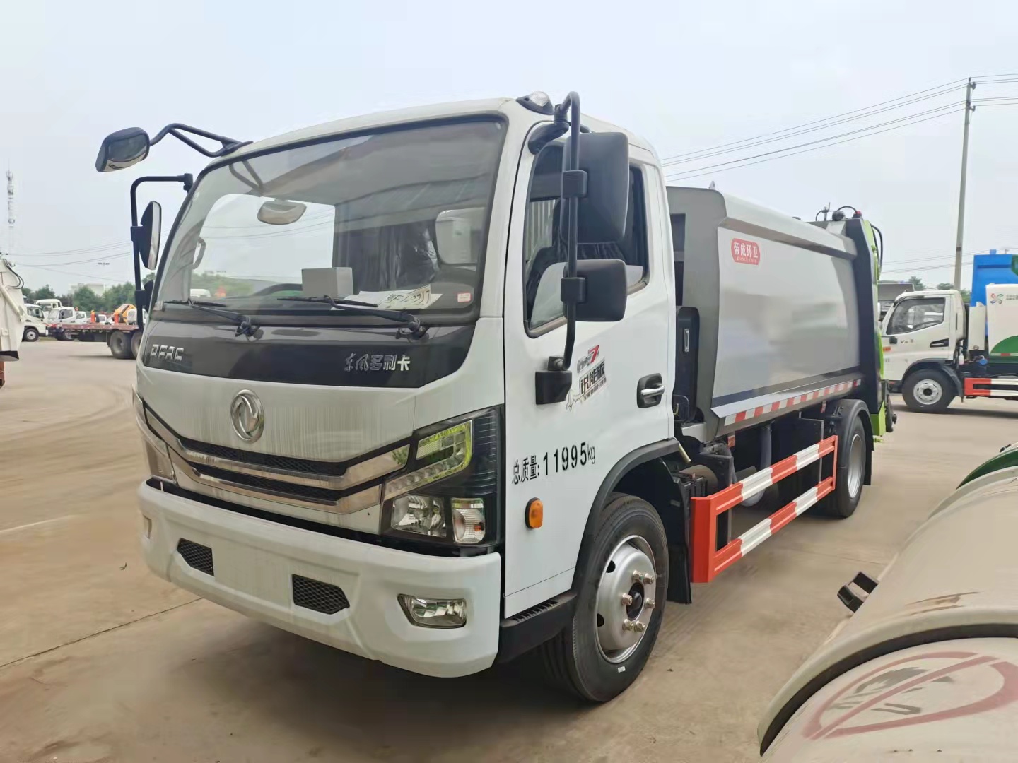 東風(fēng)多利卡D7壓縮式垃圾車(chē)