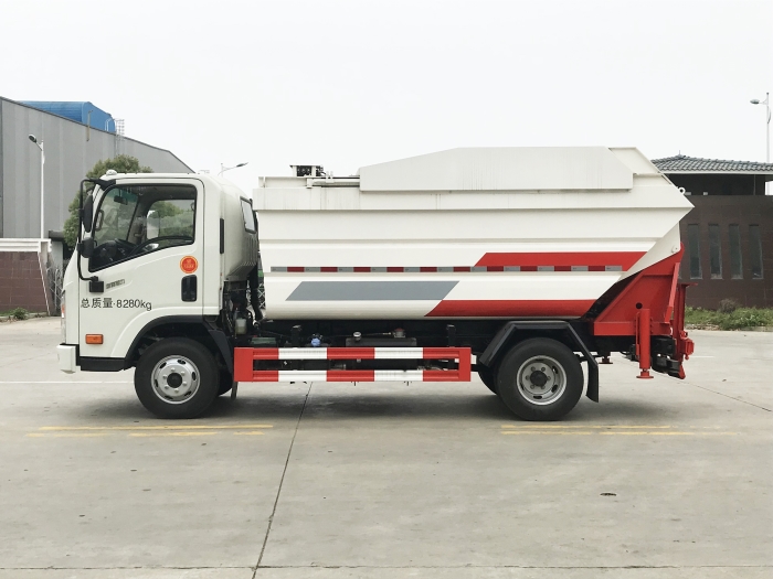 大運(yùn)8立方后掛桶式垃圾車