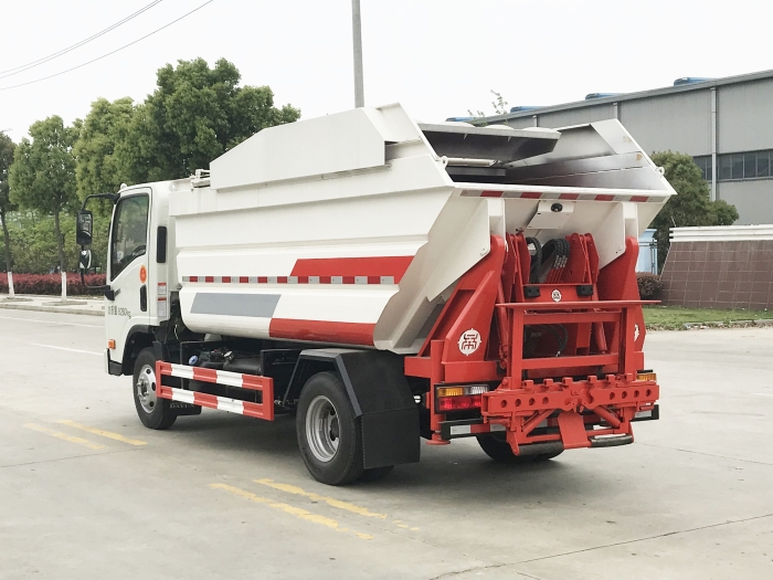 大運(yùn)8立方后掛桶式垃圾車