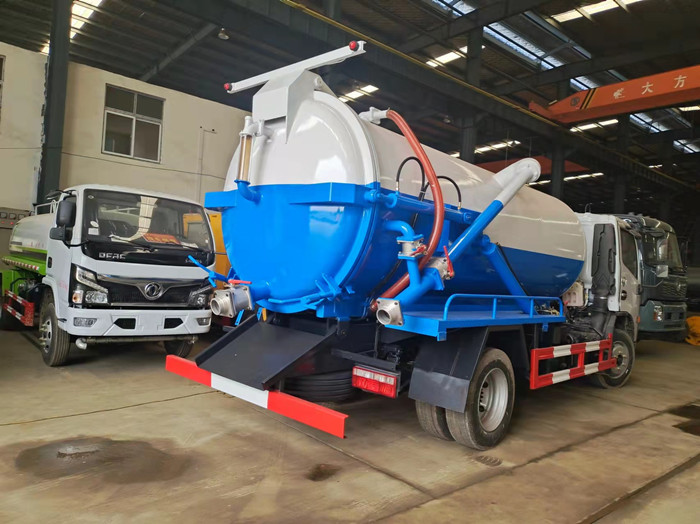 國六東風小多利卡4.2方吸污車