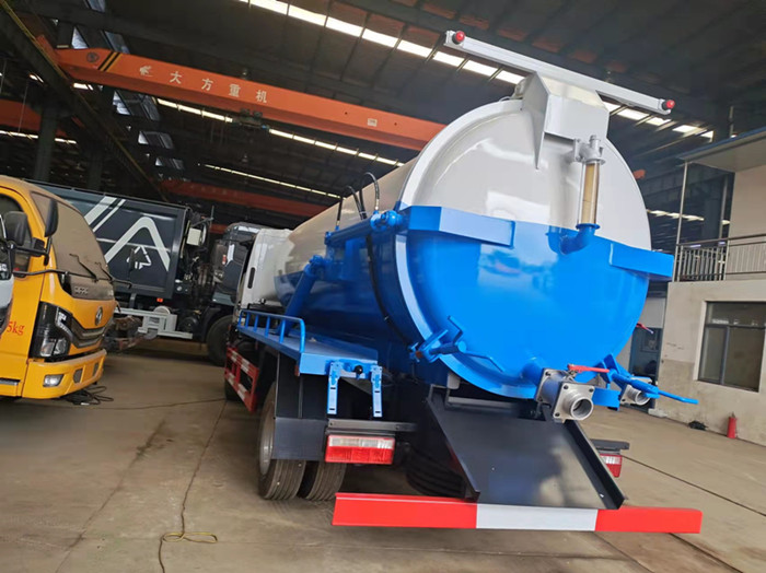 國六東風小多利卡4.2方吸污車