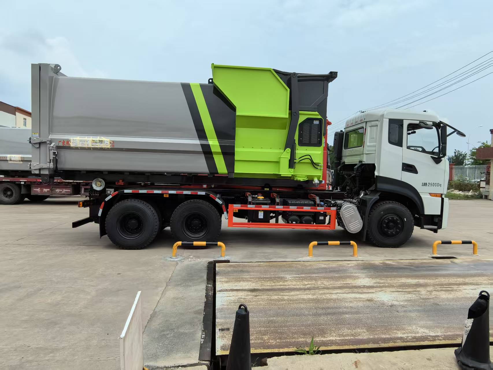 東風(fēng)天龍勾臂垃圾車