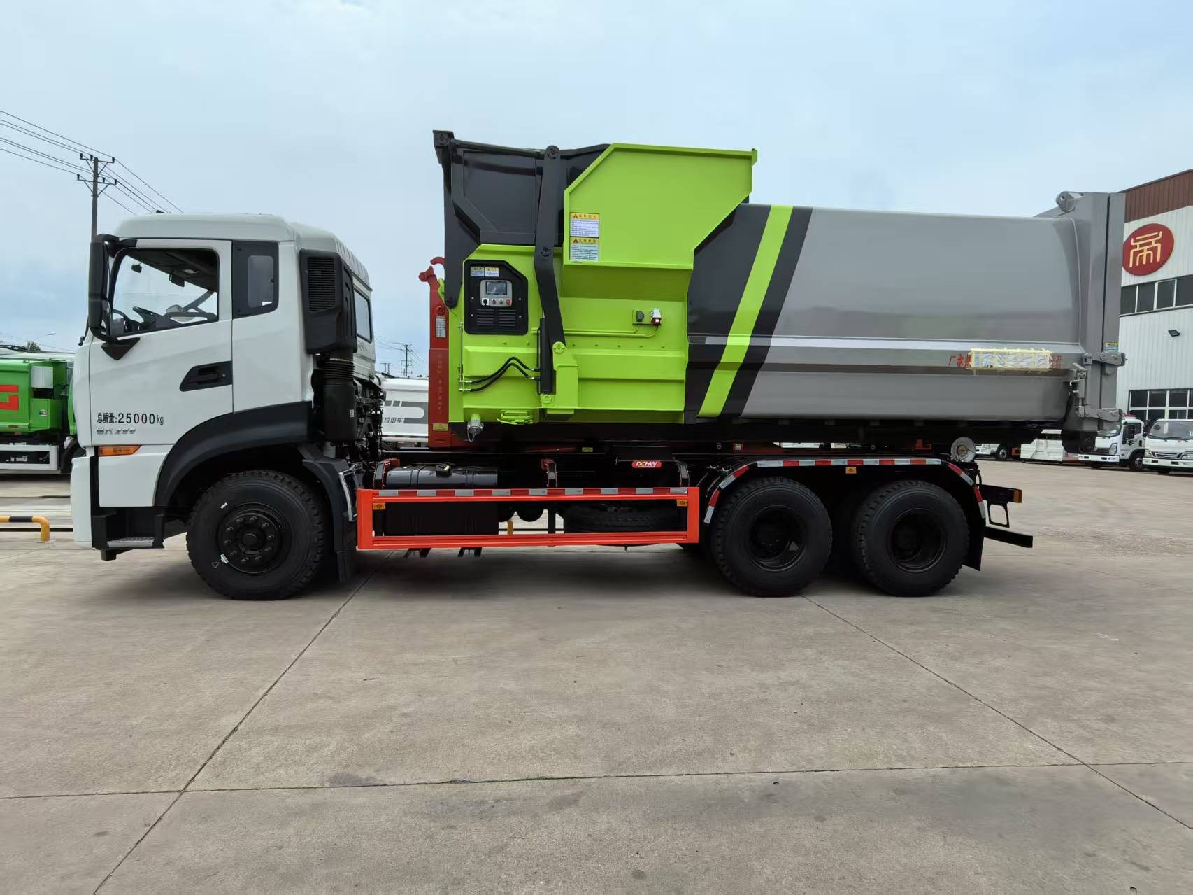 東風(fēng)天龍勾臂垃圾車